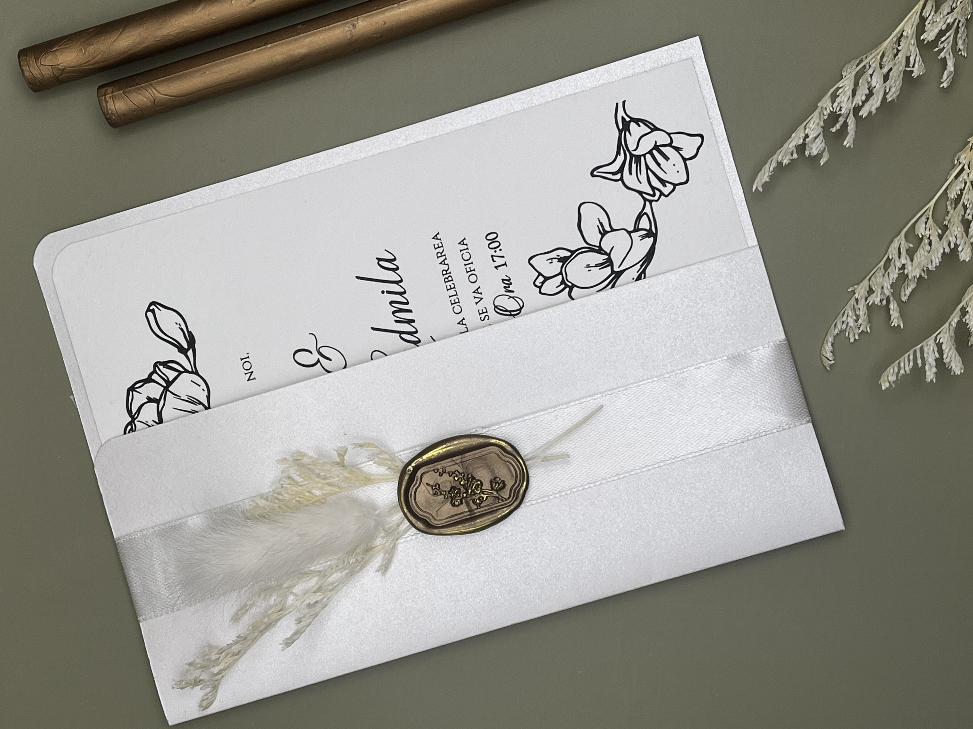 Set Invitație pentru nuntă în nuanțe de roz pudrat pal cu panglică din satin, sigiliu bronz și decor floral